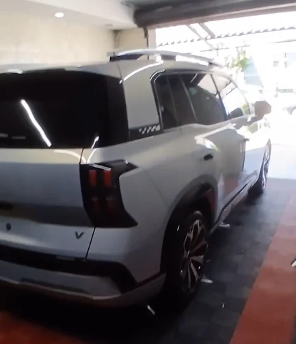 SUV prata com película nos vidros traseiros