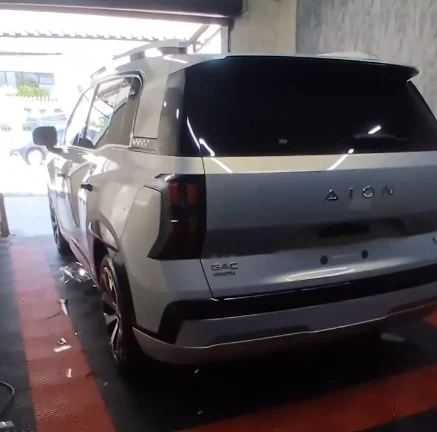 Traseira de SUV GAC Aion com vidros com película