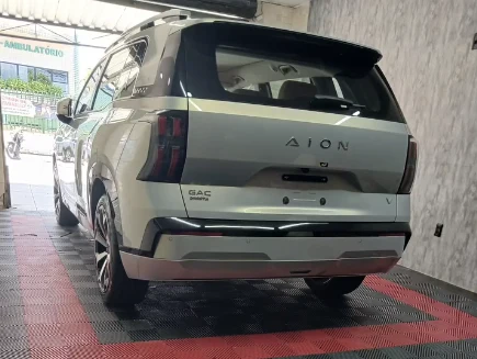 Traseira de SUV branco com película no vidro traseiro