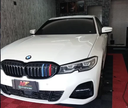 BMW branca com película nos vidros