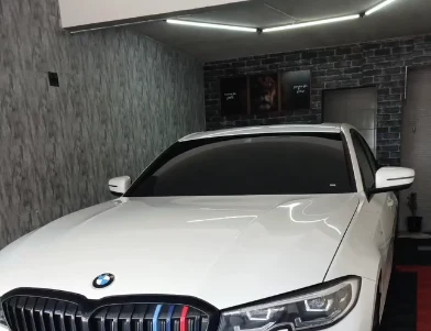 BMW branca dentro do espaço de instalação da MF Insulfilm